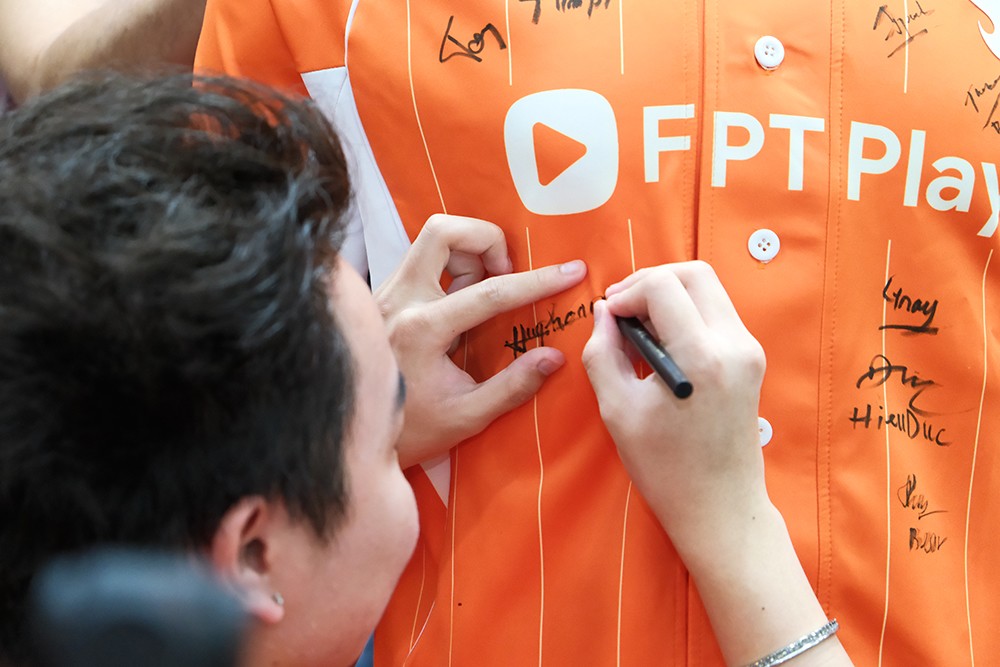 Chiếc áo đấu mùa giải mới với chữ ký của các thành viên Team Flash