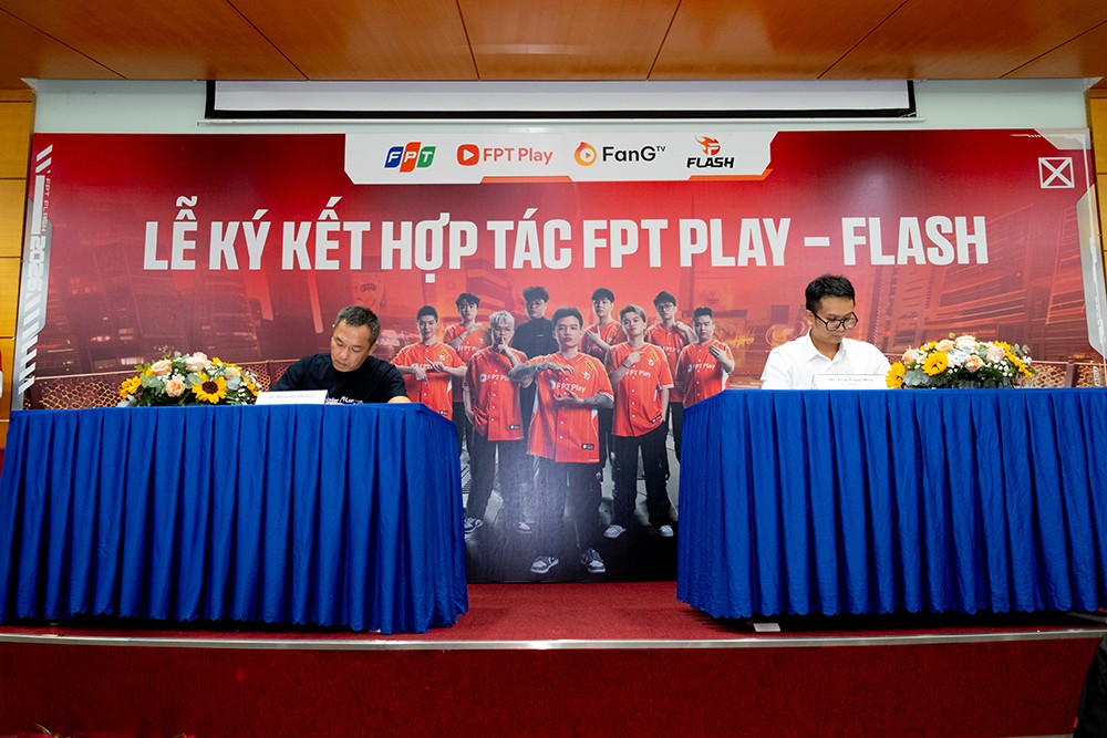 Ông Phạm Thanh Tuấn đại diện FPT Play cùng Ông Trần Trung Hiếu đại diện Team Flash cùng hợp đồng ký kết 2026
