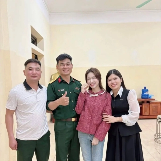 Hòa Minzy khi ra mắt đơn vị của Văn Cương.