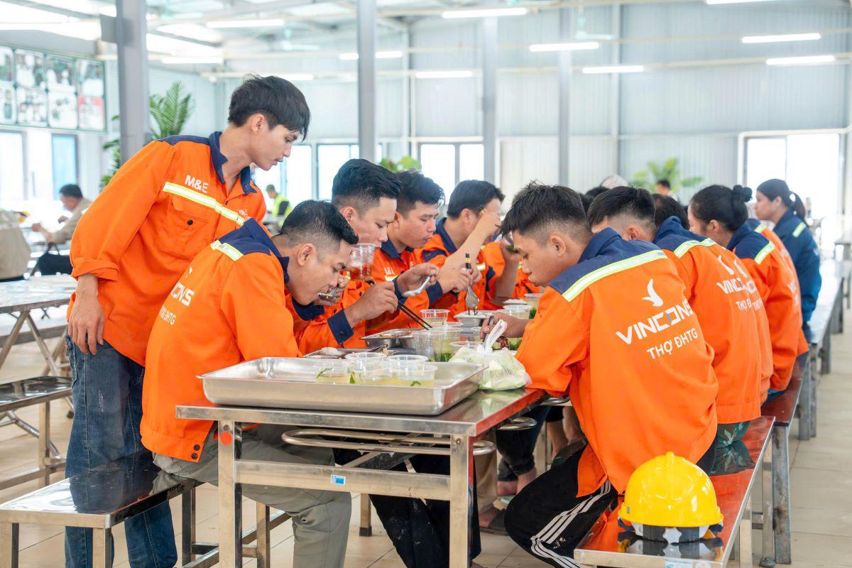 Bên cạnh mức lương vượt trội so với thị trường, các chính sách phúc lợi như bảo hiểm, nơi ở, bữa ăn đầy đủ dinh dưỡng,… của VinCons là lý do giúp công nhân yên tâm, gắn bó với nghề