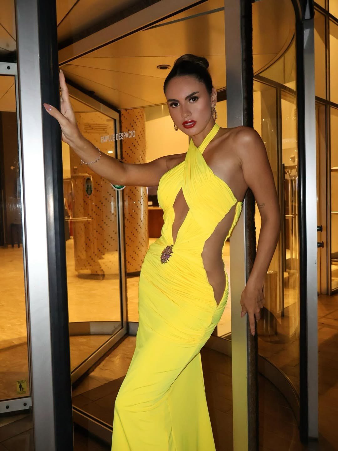 Cô hiện là giáo viên tiếng Anh cho trẻ em, đồng thời đang theo học chuyên ngành Kỹ thuật kinh doanh. Người đẹp muốn xây dựng nền tảng giáo dục toàn diện, kết hợp giữa học thuật và phát triển nghề nghiệp.