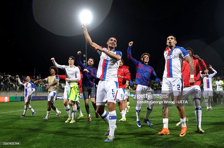 Crystal Palace ghi danh tứ kết