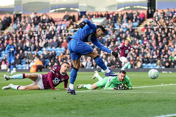 Bournemouth hòa quá nhiều do hàng công sa sút (ngay cả tình huống trong ảnh cũng không thành bàn)