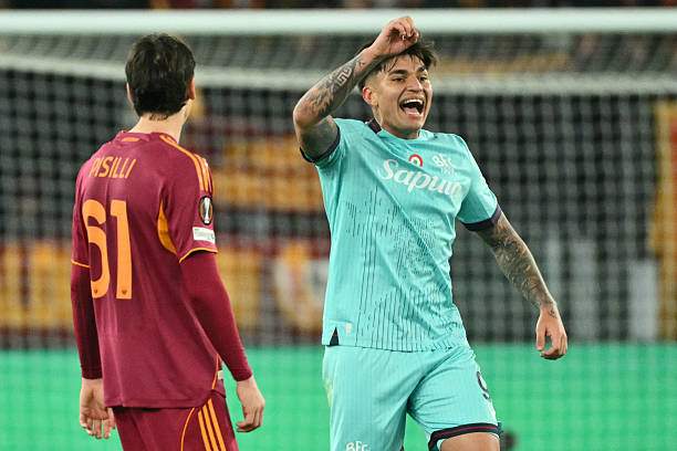 Castro (phải) kiến tạo bàn mở điểm và sau đó nâng tỷ số lên 3-1 cho Bologna