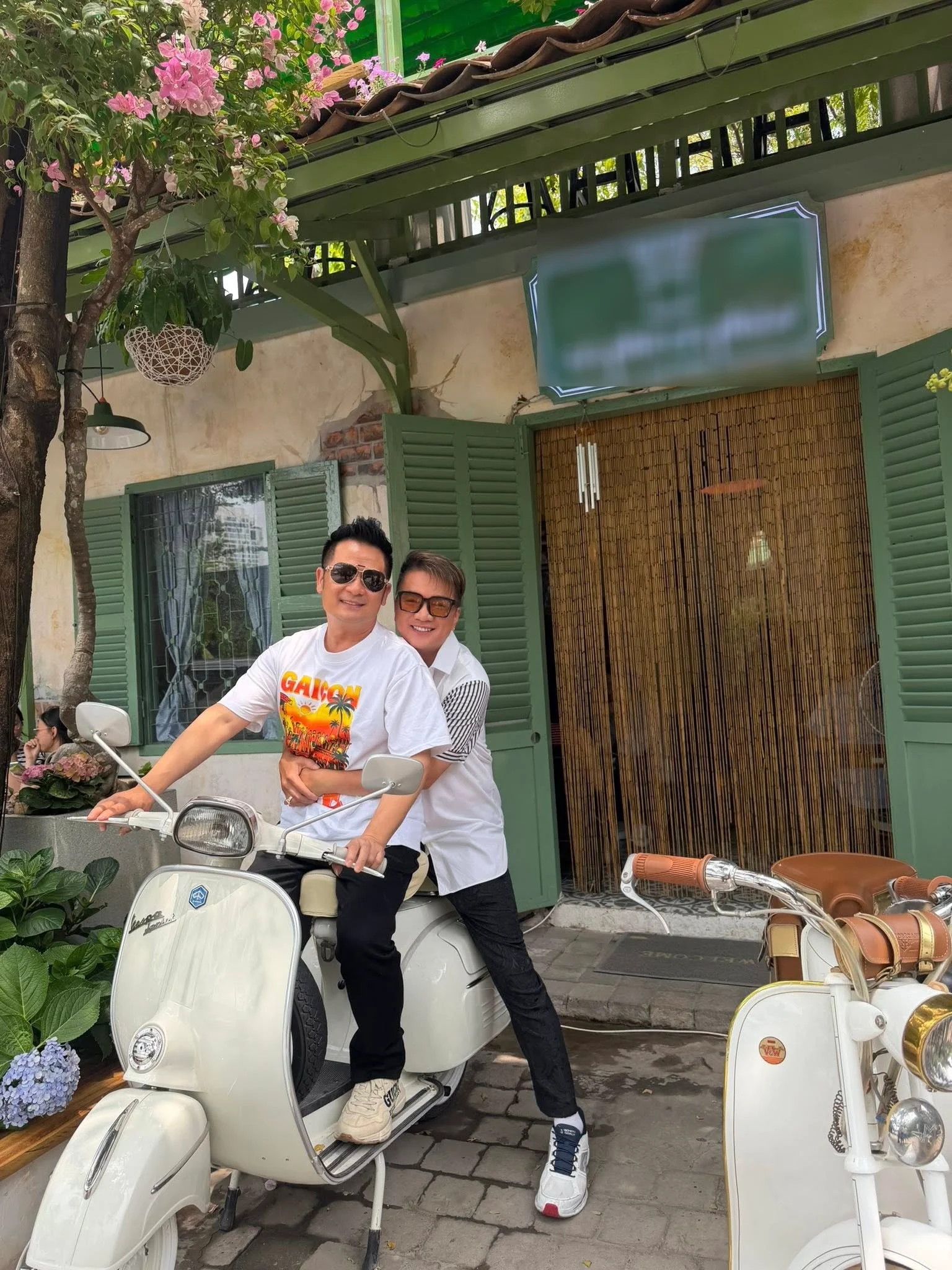 Đàm Vĩnh Hưng khoe ảnh thân thiết với Bằng Kiều. Ảnh: FBNV