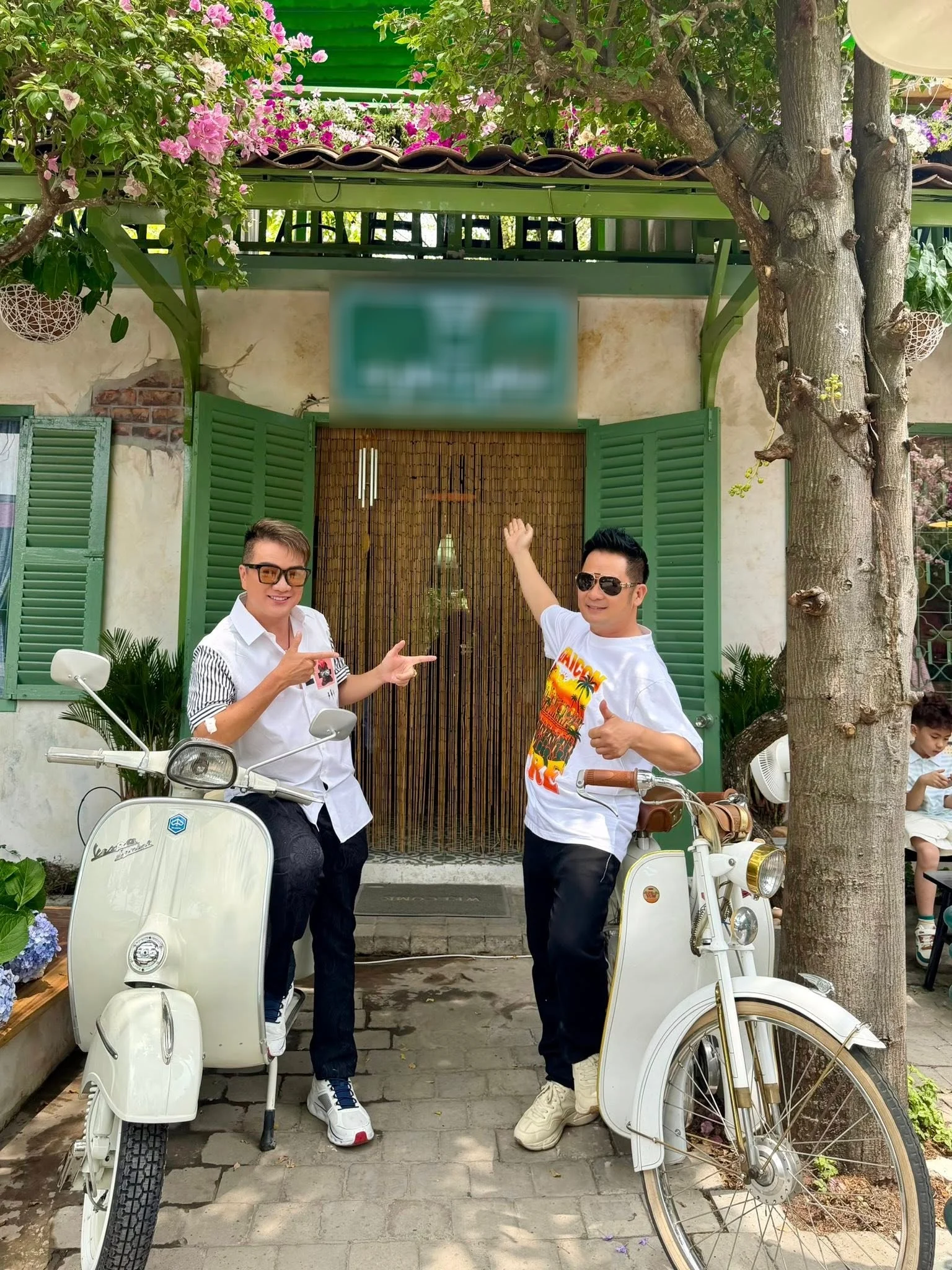 Đàm Vĩnh Hưng khoe ảnh thân thiết với Bằng Kiều. Ảnh: FBNV