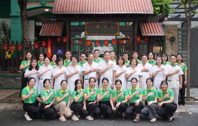 Bác sĩ Tuấn cùng đội ngũ bác sĩ Thuốc Dân Tộc