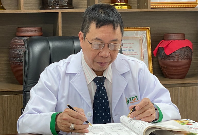 Thầy thuốc ưu tú, bác sĩ CKII Lê Hữu Tuấn