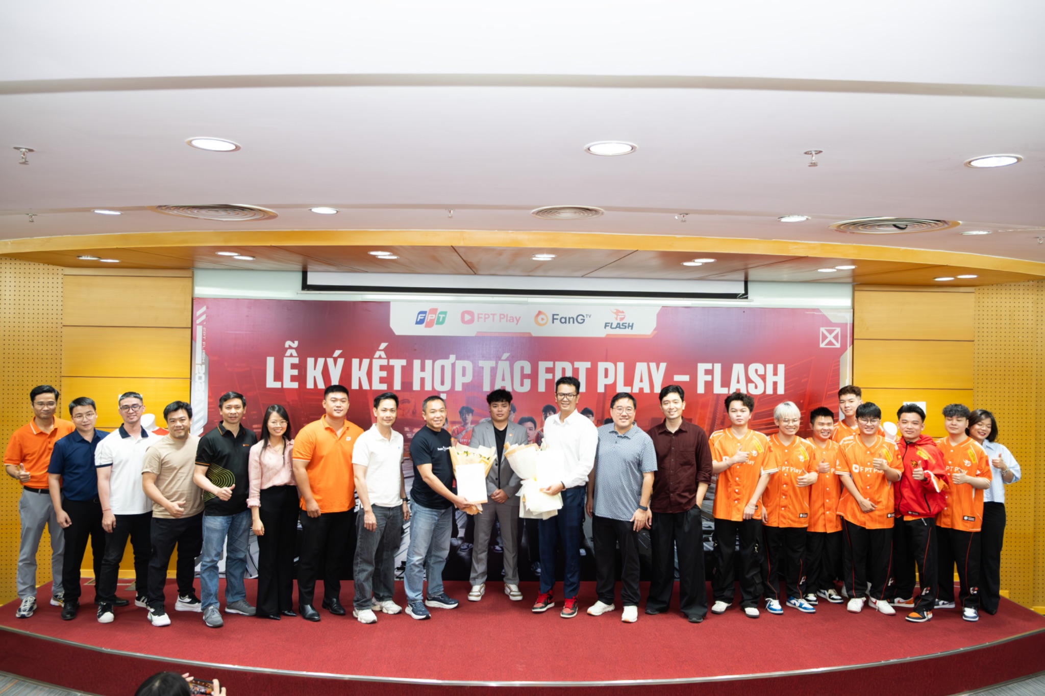 Buổi lễ ký kết hợp tác chiến lược giữa FPT Play và Team Flash diễn ra đầy long trọng