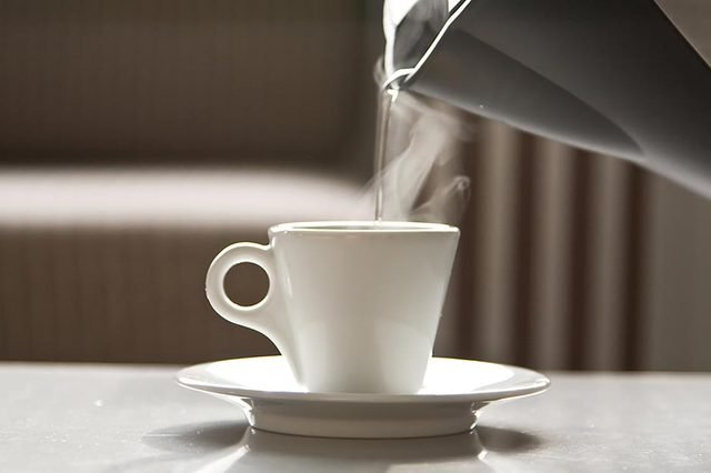 Mẹ sau sinh nên uống nước ấm (khoảng 2-3 lít/ngày)