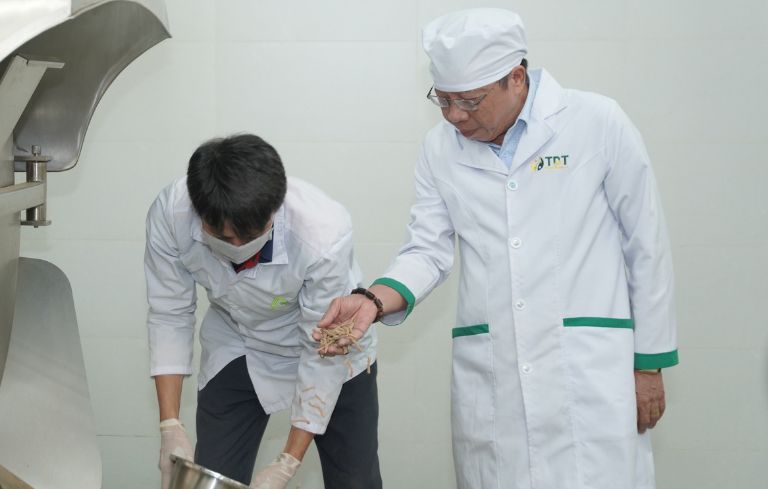 Bác sĩ Tuấn kiểm tra chất lượng dược liệu