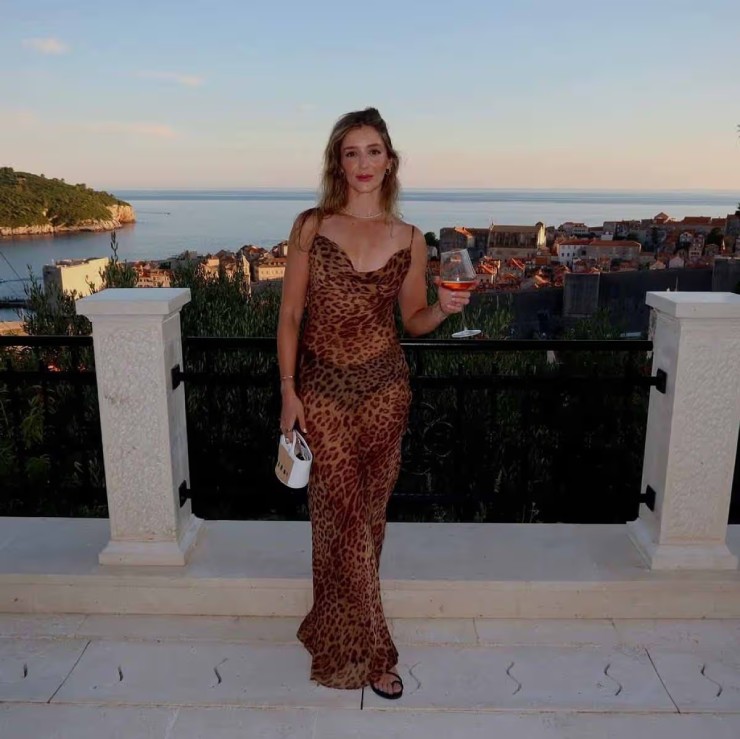 Cô sở hữu phong cách thời trang gợi cảm