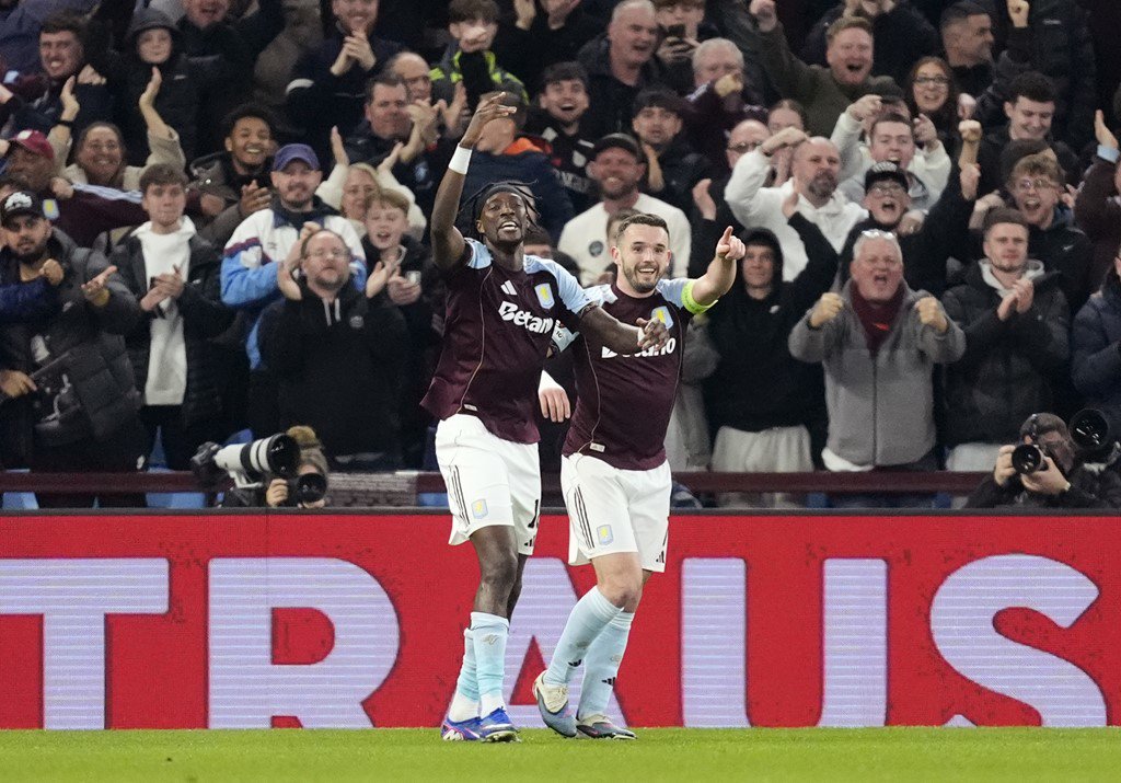 McGinn (phải) kết liễu Lille với một cú ra đòn trực diện từ phía Aston Villa