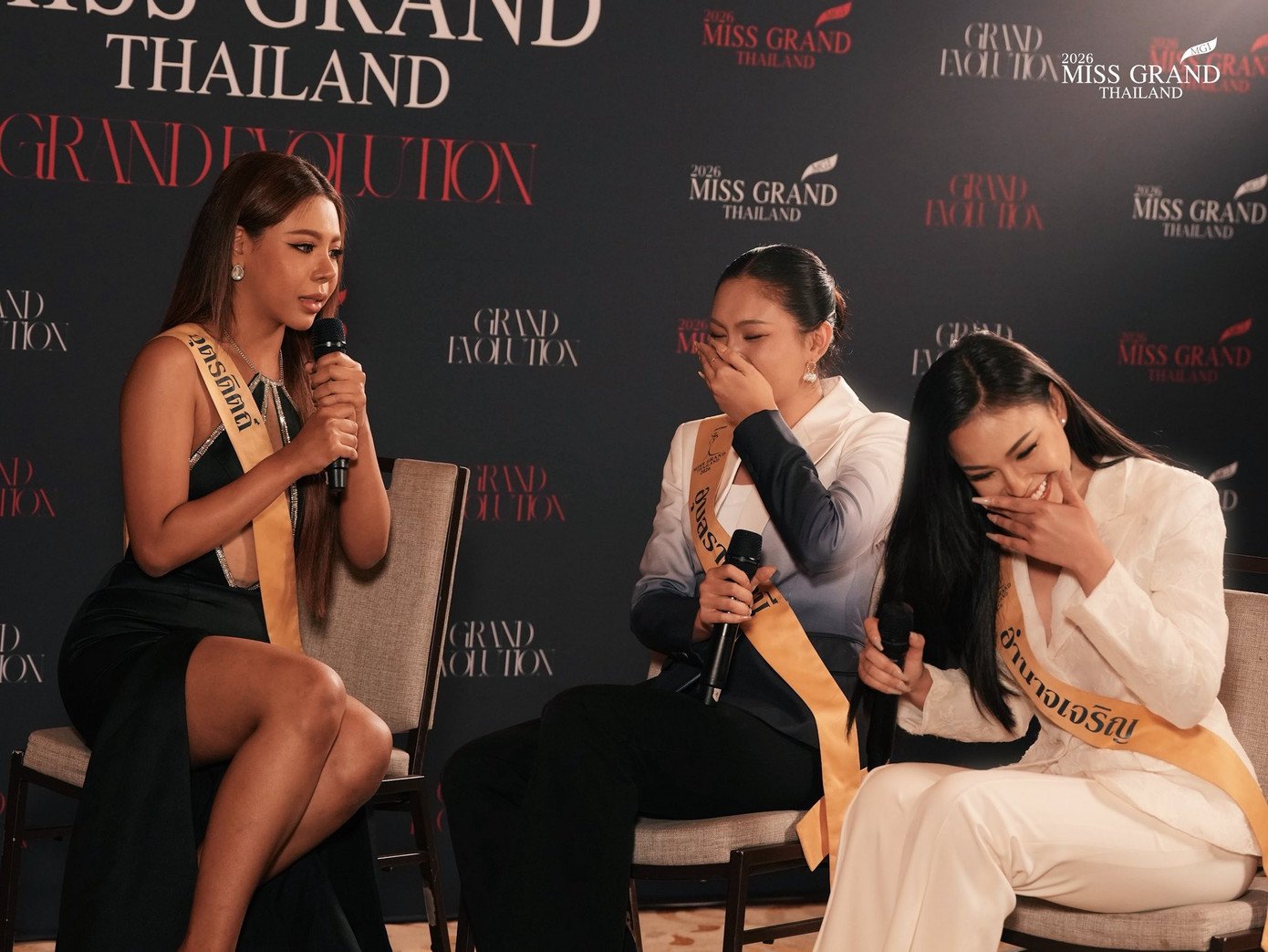 Các thí sinh trong phần thi phỏng vấn kín.