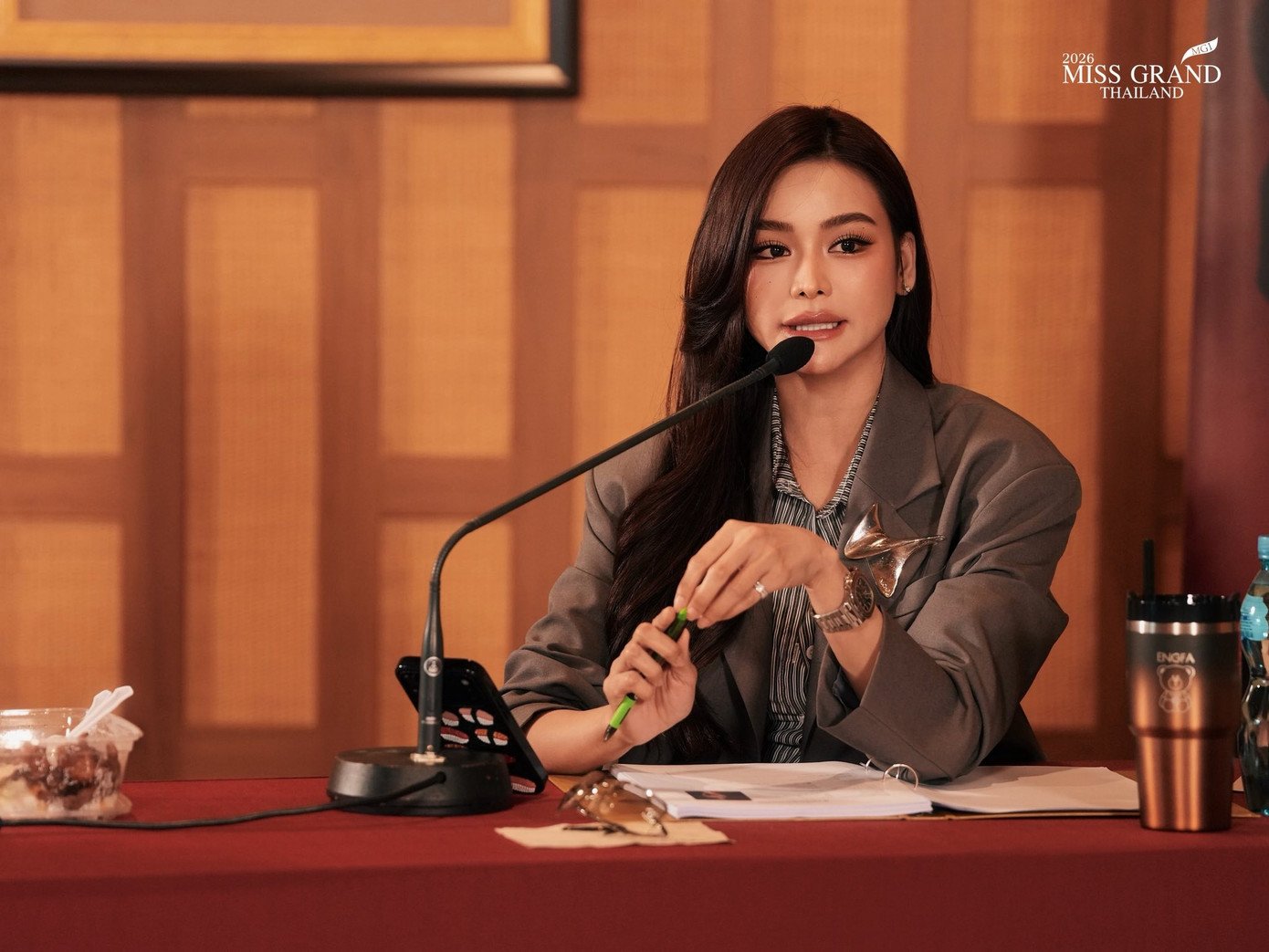 Hoa hậu Hòa bình Thái Lan 2022 Engfa Waraha và ông Nawat ngồi ghế giám khảo.