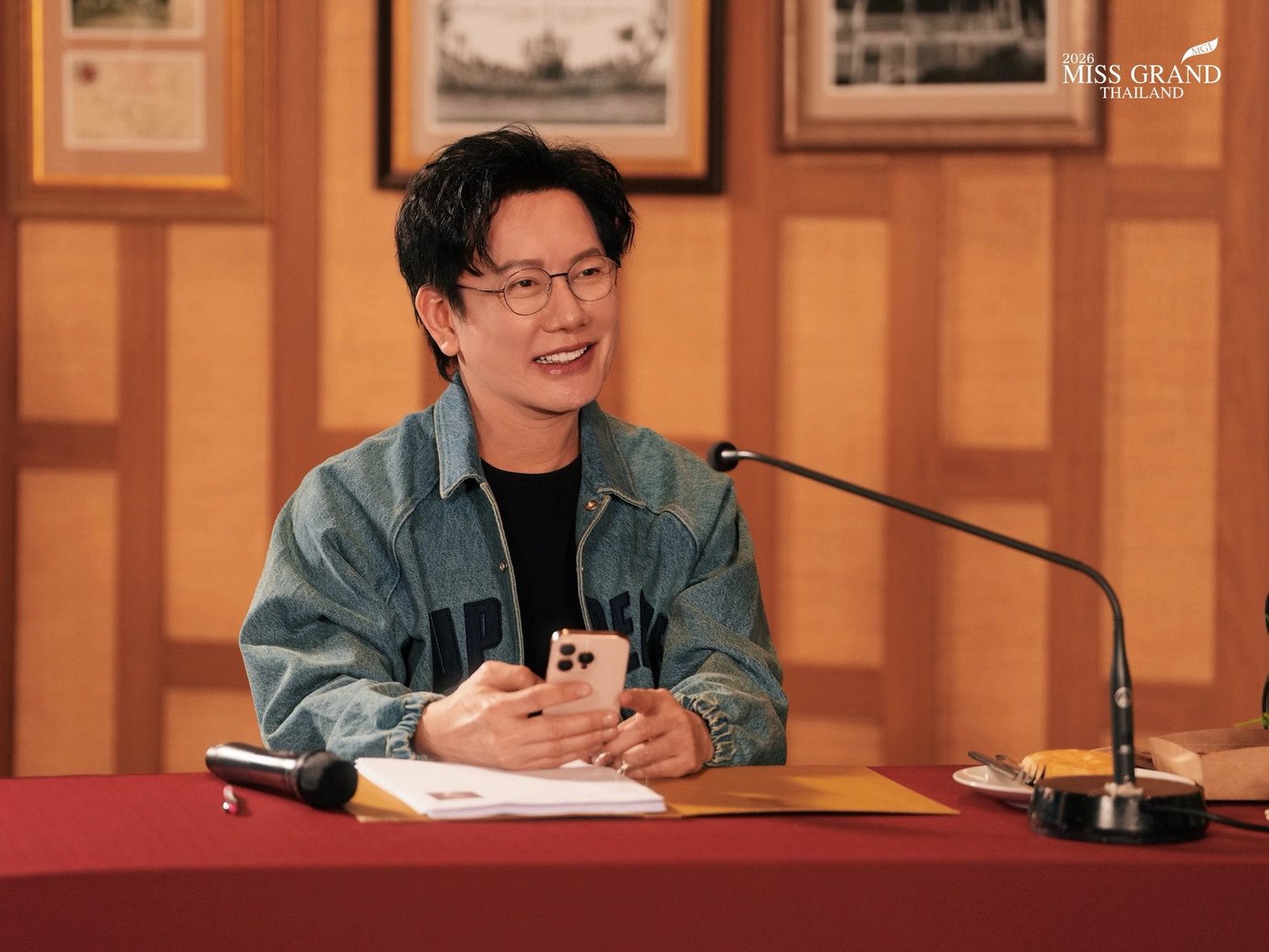 Hoa hậu Hòa bình Thái Lan 2022 Engfa Waraha và ông Nawat ngồi ghế giám khảo.