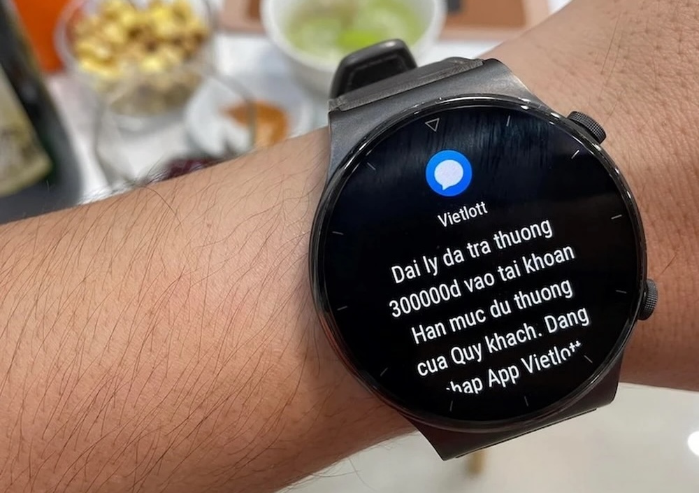 Một tin nhắn SMS thông báo trúng giải Nhì của Mega 6/45, tới trong bữa cơm tối của người chơi.