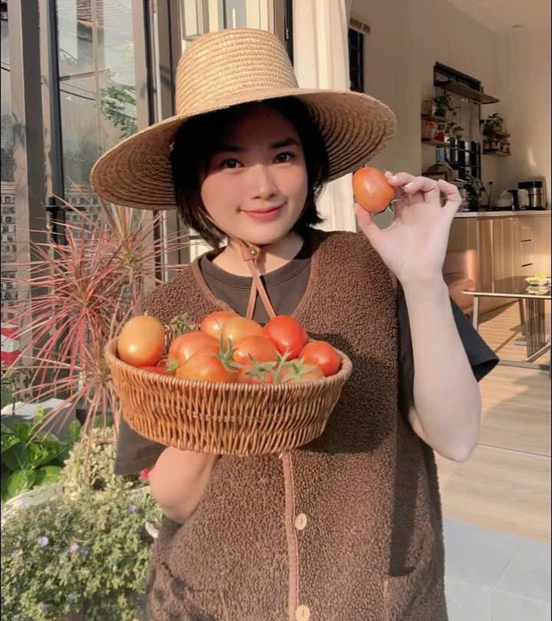 Giang say mê chăm sóc khu vườn 