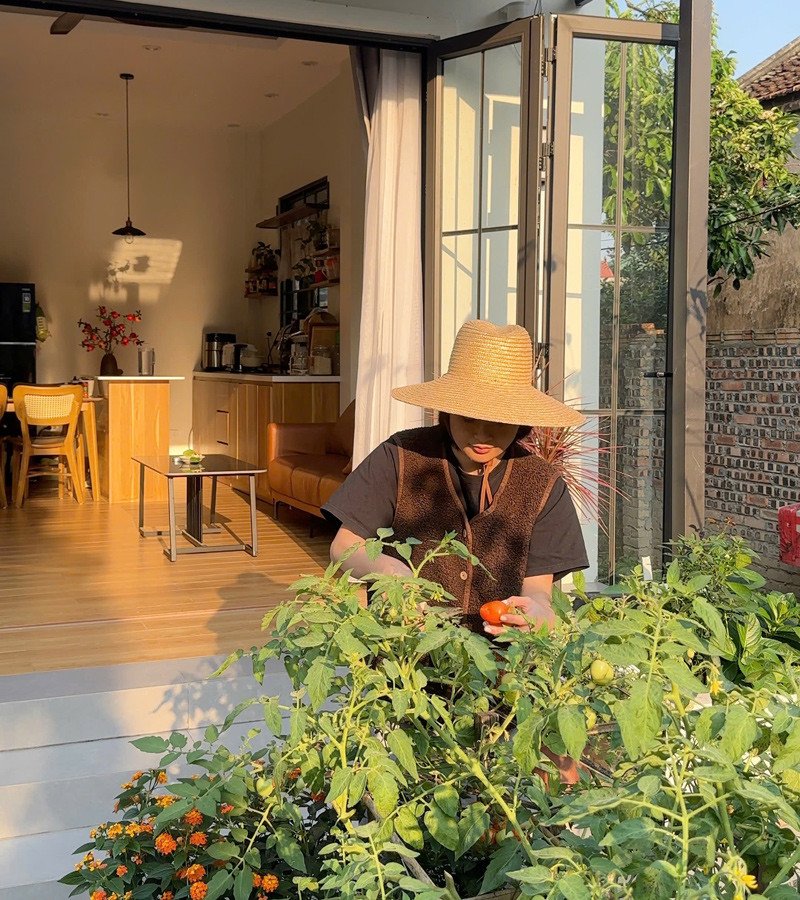 Giang say mê chăm sóc khu vườn 