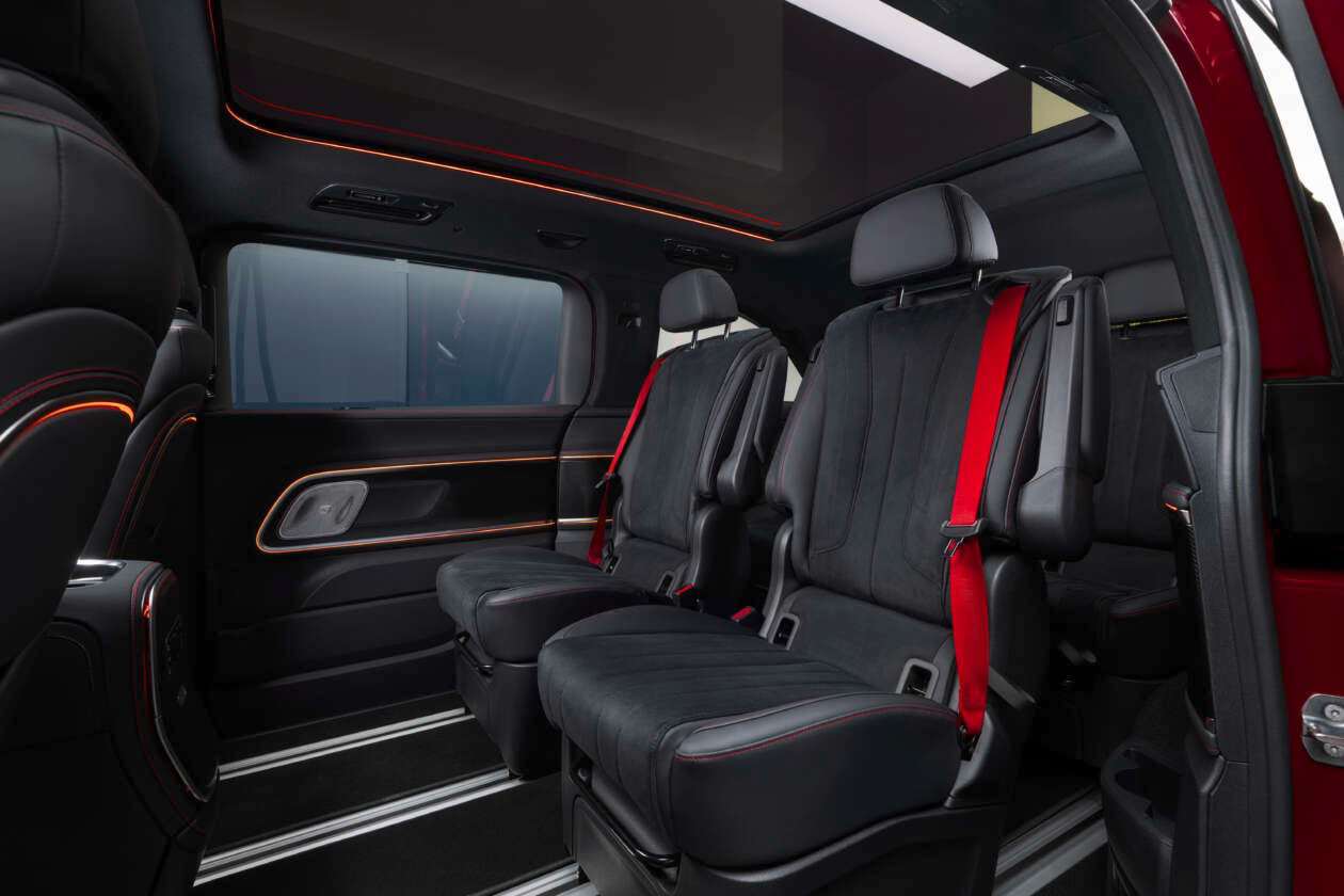 VLE trang bị hệ truyền động thuần điện không phát thải, kết hợp với không gian "Grand Limousine".