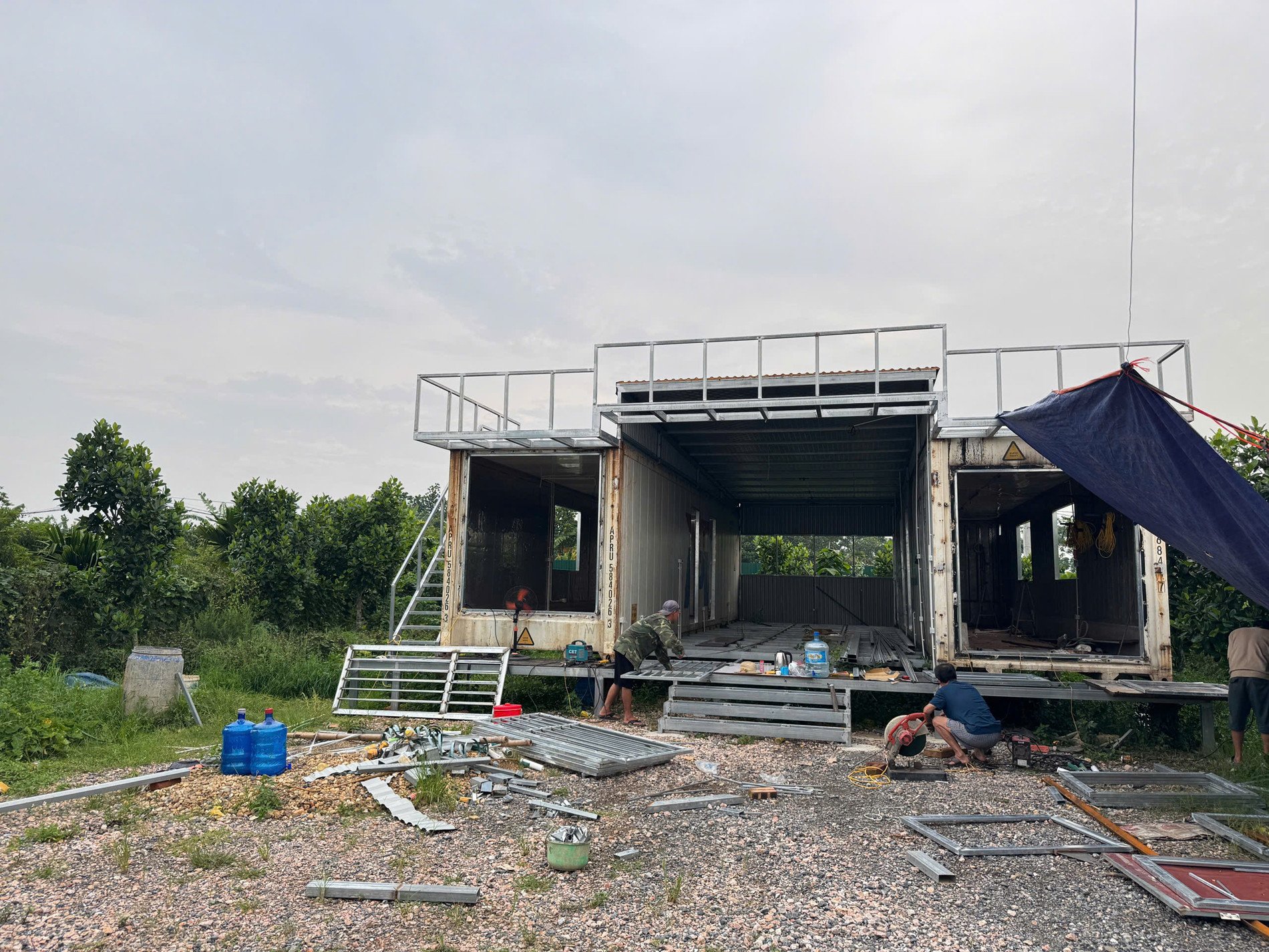 Nhà container của gia đình chị Linh được dựng trên các trụ đỡ làm từ cột sắt và đổ bê tông, cách mặt đất khoảng 1m