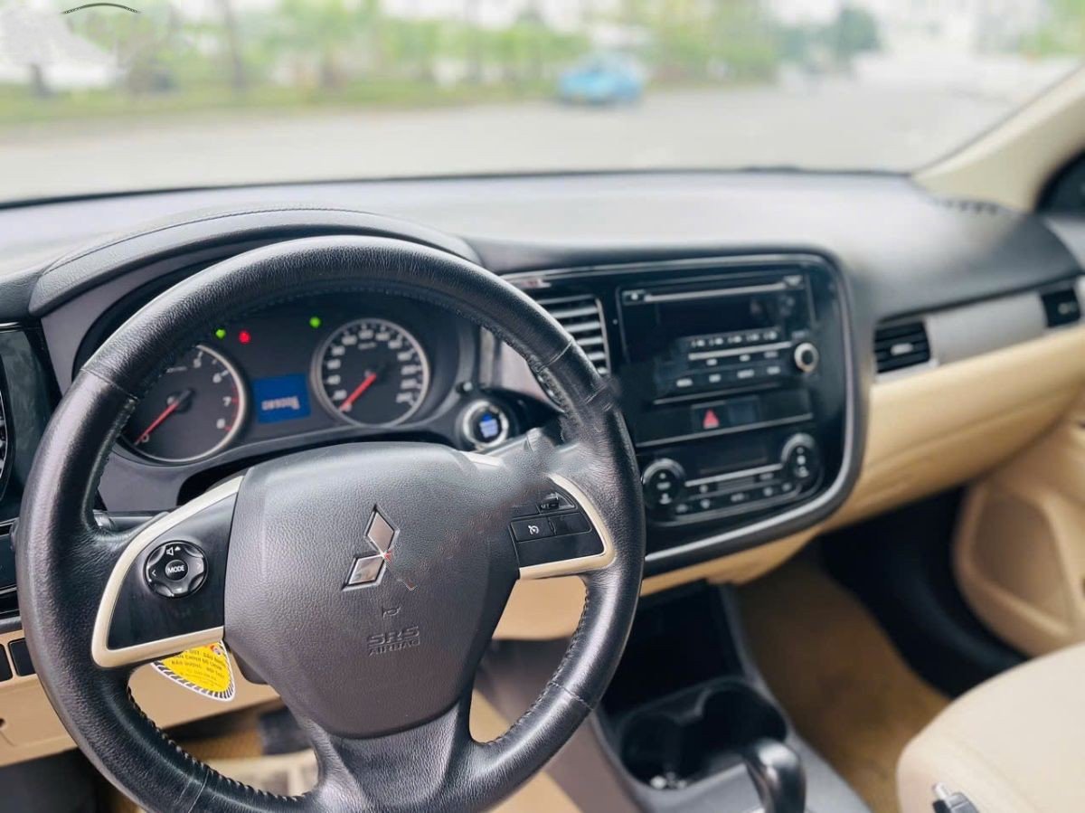 Ảnh thực tế chiếc Mitsubishi Outlander rẻ nhất được rao trên một trang rao vặt.