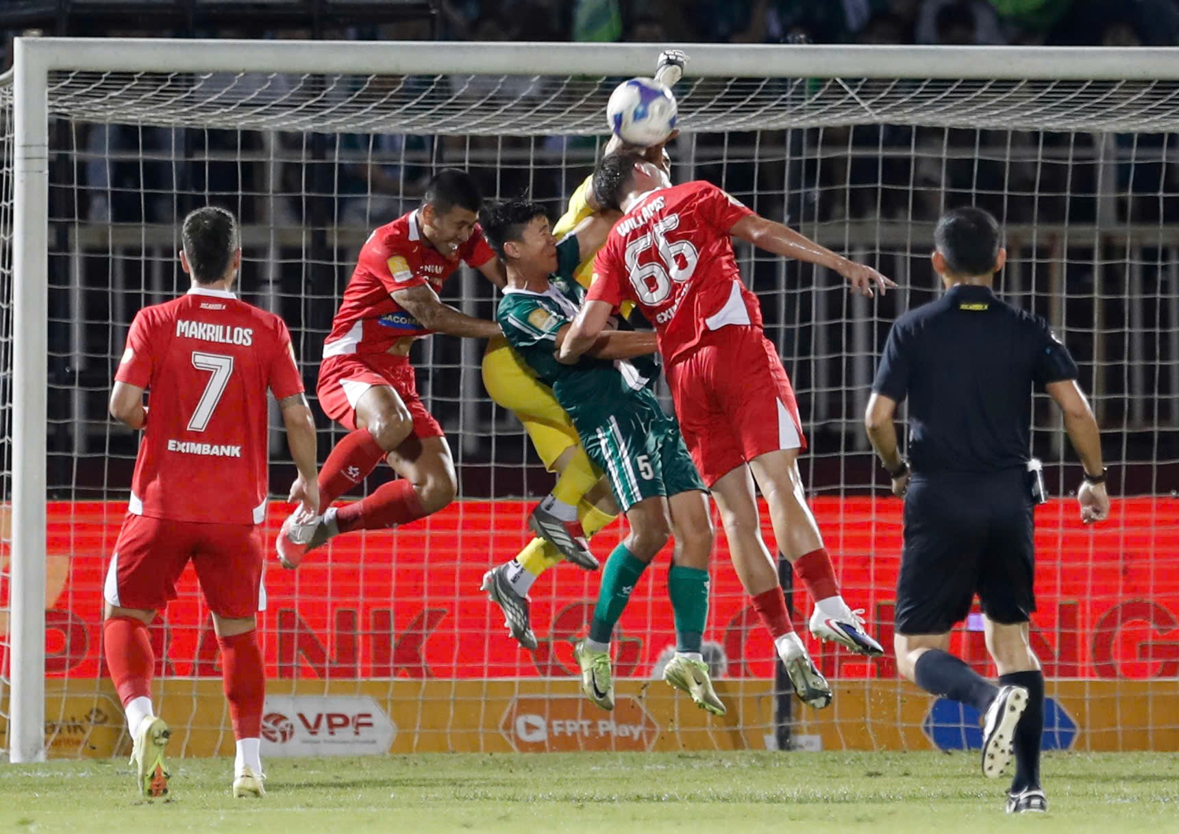 Hơn 5 phút cuối hiệp 1 chứng kiến không ít cơ hội nguy hiểm từ cả 2 đội