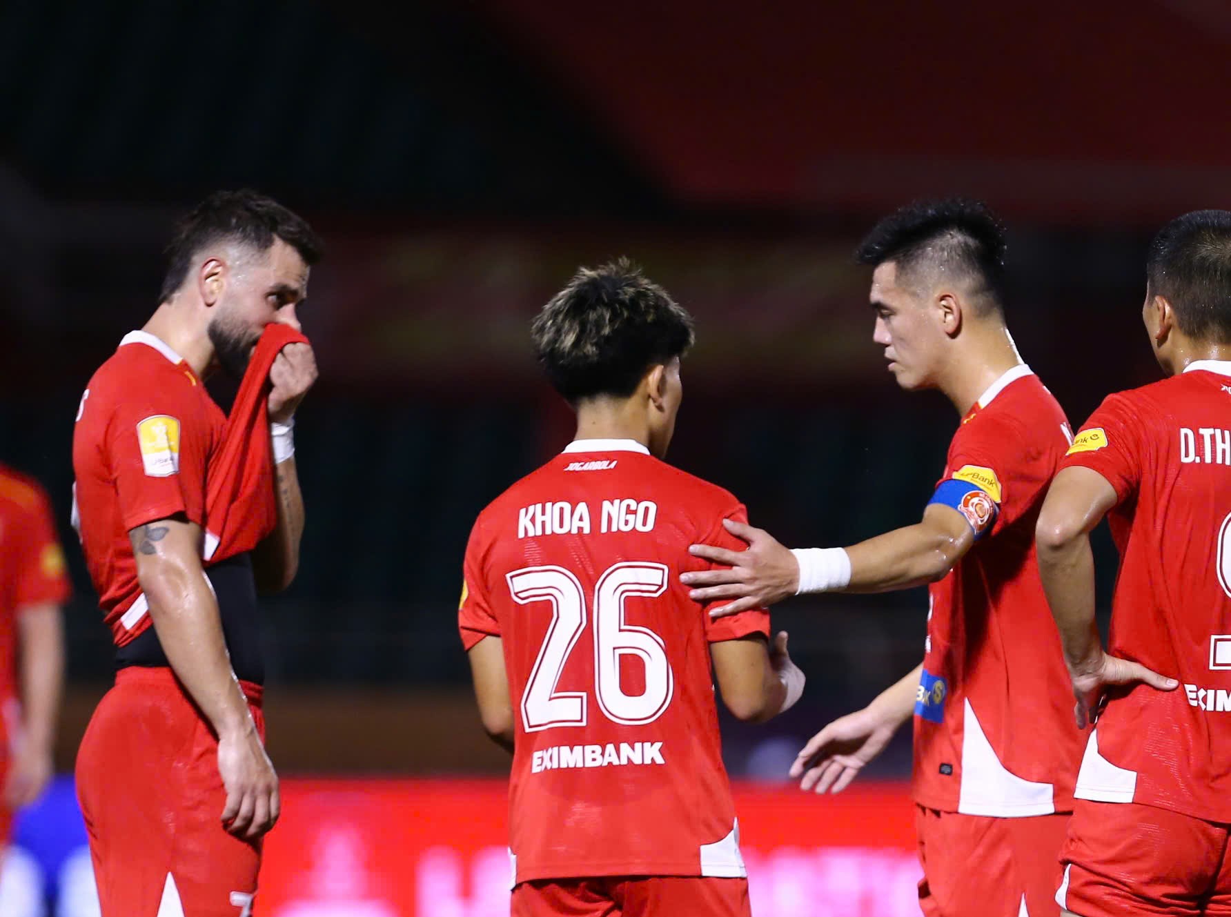 Khoa Ngô xin đá penalty và đã được Tiến Linh chấp thuận