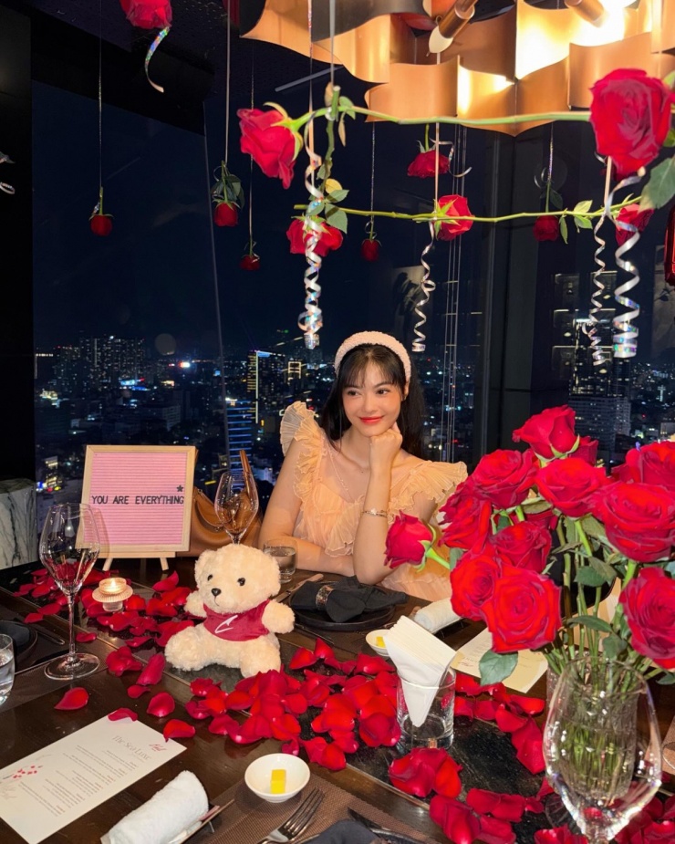 Ảnh sao 21/3: Huyền Baby kỷ niệm 13 năm cưới chồng đại gia - 11