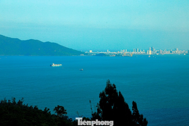 Một trong những trải nghiệm được yêu thích tại đây là đứng ngay trên cung đường, phóng tầm mắt ngắm TP. Đà Nẵng từ trên cao, nơi núi rừng và biển cả hòa quyện, tạo nên khung cảnh vừa sinh động, vừa nên thơ.