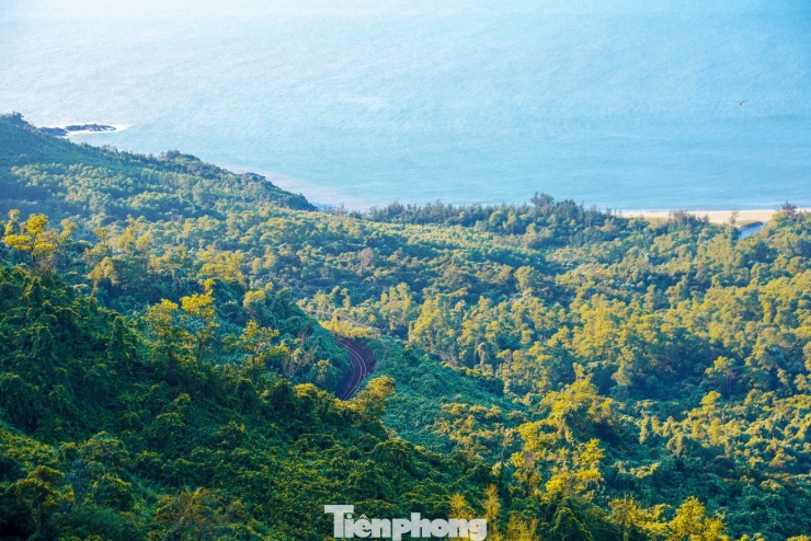 Thời điểm lý tưởng để khám phá cung đường là vào sáng sớm hoặc chiều muộn. Khi ánh nắng xiên qua các dãy núi, hòa cùng lớp mây lững lờ trôi. Từ trên cao phóng tầm mắt xuống, du khách còn có thể bắt gặp những đoàn tàu uốn lượn quanh sườn núi, tạo điểm nhấn sinh động giữa không gian xanh thẳm.