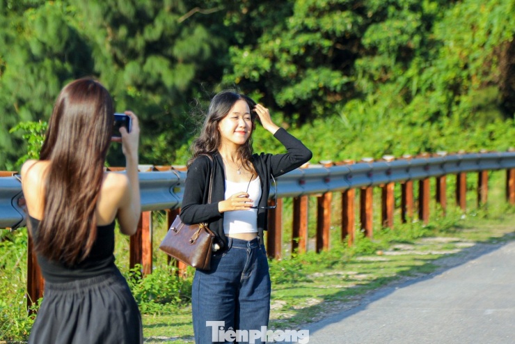 Giữa nhịp sống hối hả, một cung đường xanh mát, lãng mạn trên đỉnh đèo Hải Vân trở thành điểm dừng chân lý tưởng cho nhiều bạn trẻ và du khách. Và có lẽ, chính vẻ đẹp vừa hùng vĩ, vừa nên thơ ấy đã khiến đỉnh Hải Vân luôn là nơi khiến người ta “mê mẩn” mỗi lần ghé qua.