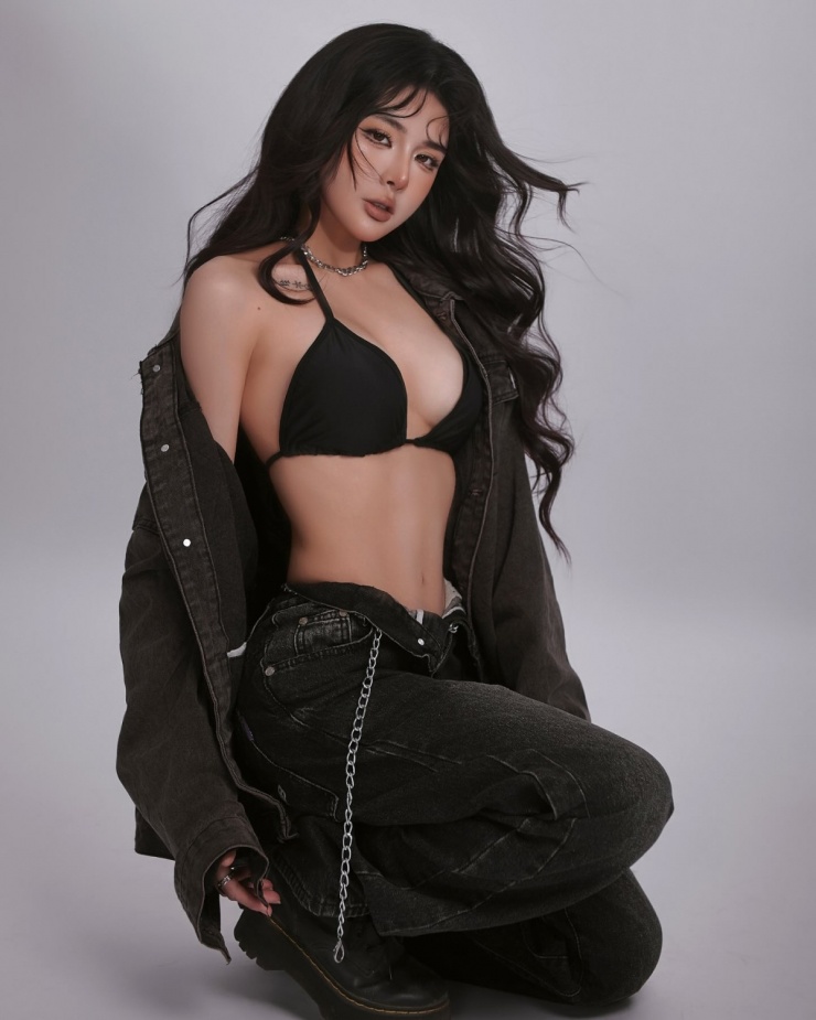 Sắc vóc nóng bỏng của bạn gái Văn Thanh - 5