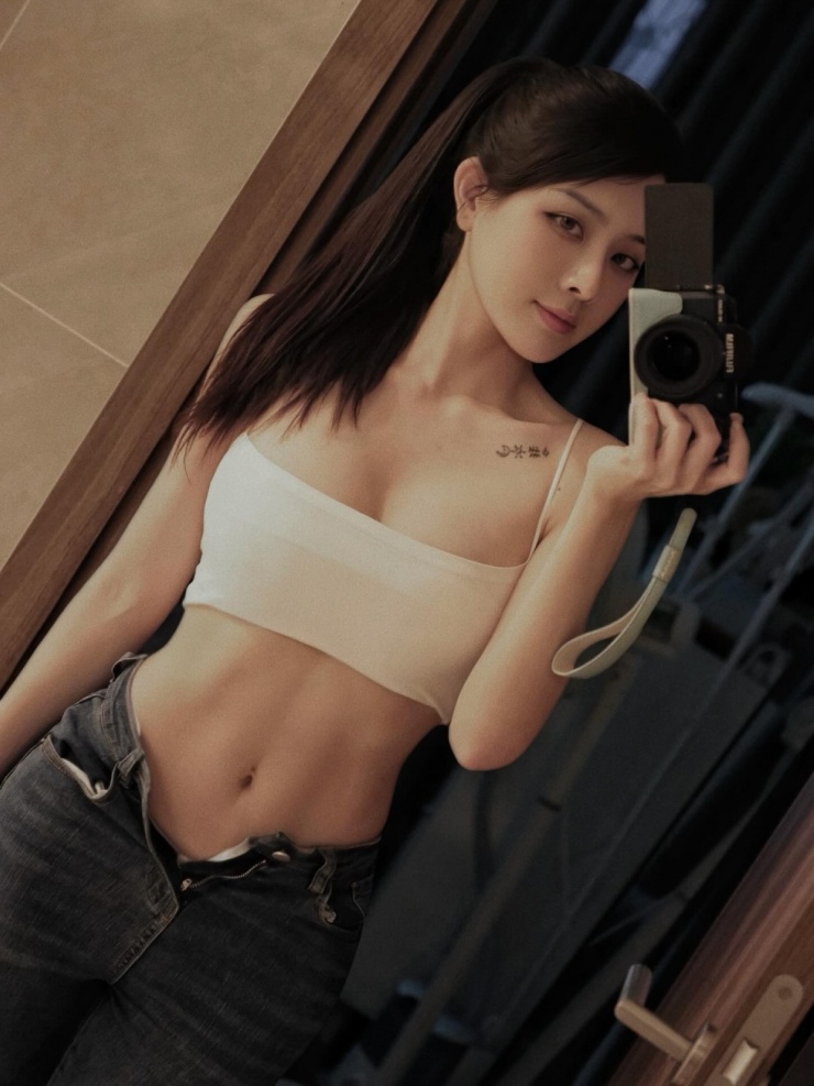 Sắc vóc nóng bỏng của bạn gái Văn Thanh - 3