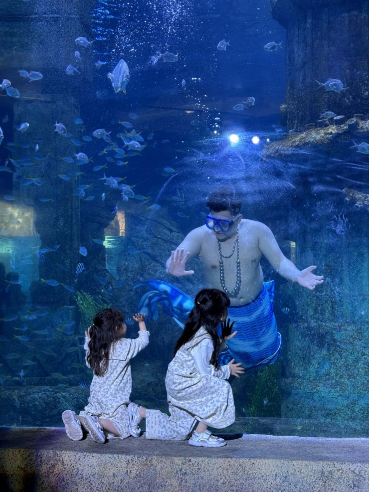 Các khán giả nhí yêu thích nhân vật "tiên cá béo". Ảnh: NVCC