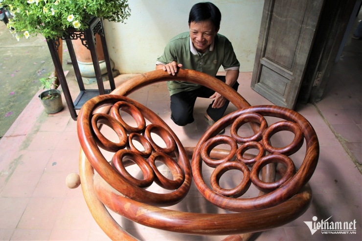 Nghệ nhân Huỳnh Sướng bên chiếc ghế bập bênh bằng gỗ do ông chế tác, có giá hơn 2.000 USD.