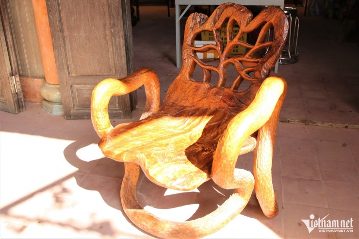 Chiếc ghế gỗ độc bản với thiết kế uốn cong liền khối theo thớ gỗ tự nhiên.
