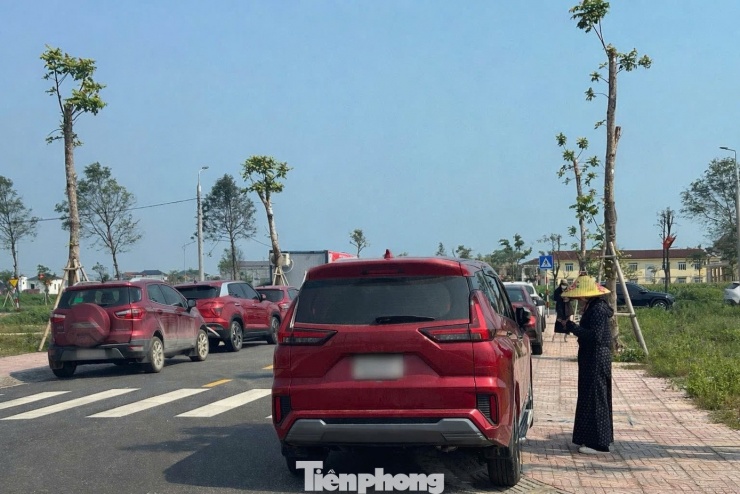 Ô tô đậu kín đường, tạo cơn sốt đất vùng quê.
