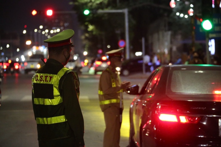 Lực lượng chức năng kiểm soát nồng độ cồn.