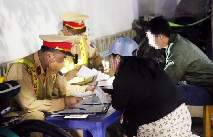 Nữ tài xế vi phạm nồng độ cồn.