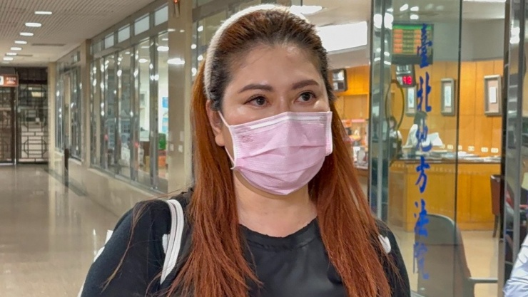 Nữ MC tại phiên tòa.