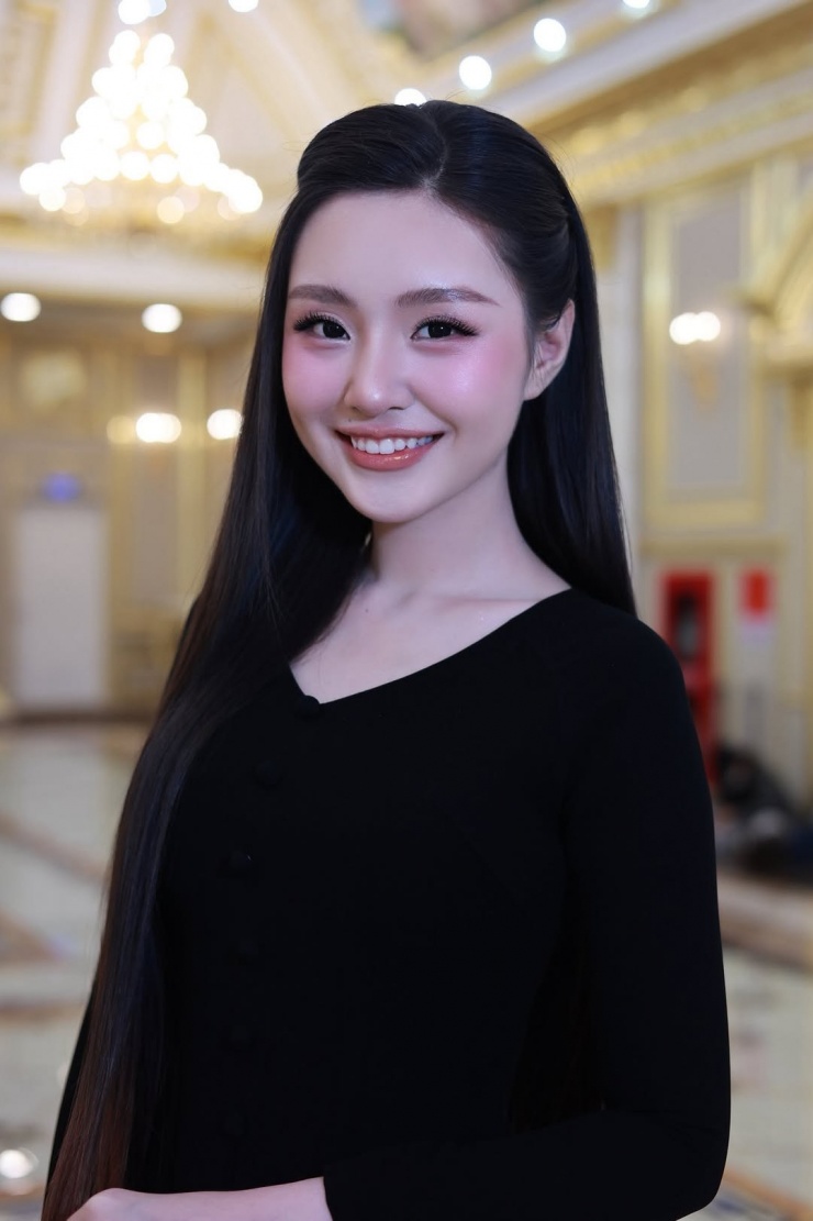 Thí sinh thể hiện ca khúc Mẹ yêu con (Nguyễn Văn Tý sáng tác).