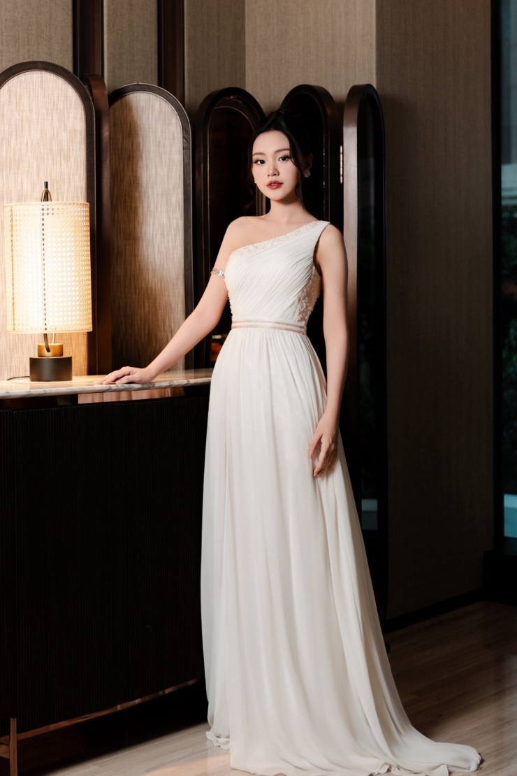 Người đẹp tạo dáng tại hoạt động bên lề cuộc thi, chụp ảnh thời trang.