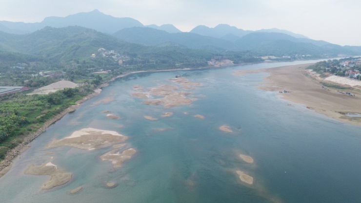 Sông Đà cạn nước, cát trắng lộ ra: Cảnh đẹp hiếm thấy, nỗi lo hiện hữu - 1