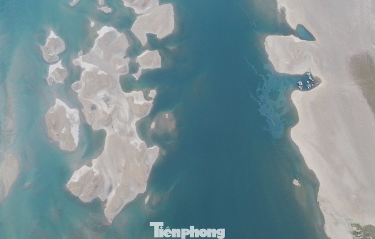 Sông Đà cạn nước, cát trắng lộ ra: Cảnh đẹp hiếm thấy, nỗi lo hiện hữu - 5