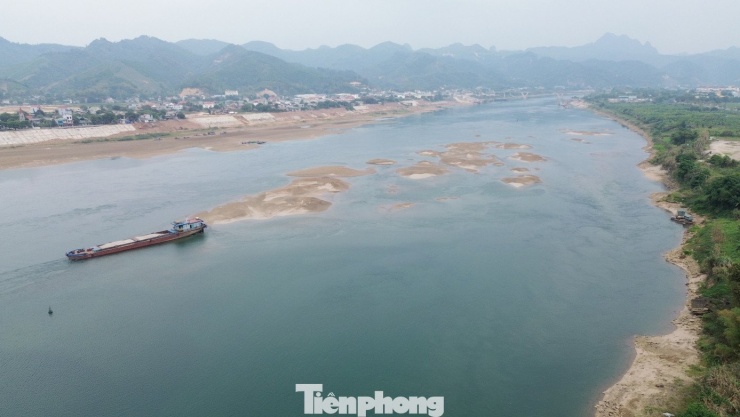 Sông Đà cạn nước, cát trắng lộ ra: Cảnh đẹp hiếm thấy, nỗi lo hiện hữu - 9