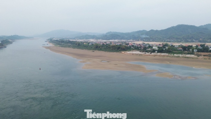 Sông Đà cạn nước, cát trắng lộ ra: Cảnh đẹp hiếm thấy, nỗi lo hiện hữu - 13
