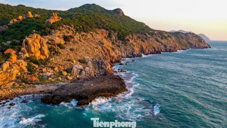 Cách Phan Rang khoảng 35km, Hang Rái (Vườn quốc gia Núi Chúa) hiện thuộc địa phận tỉnh Khánh Hòa, từ lâu đã trở thành điểm đến mê hoặc du khách bởi khung cảnh thiên nhiên hùng vĩ và địa hình thác nước đổ trên biển độc đáo.