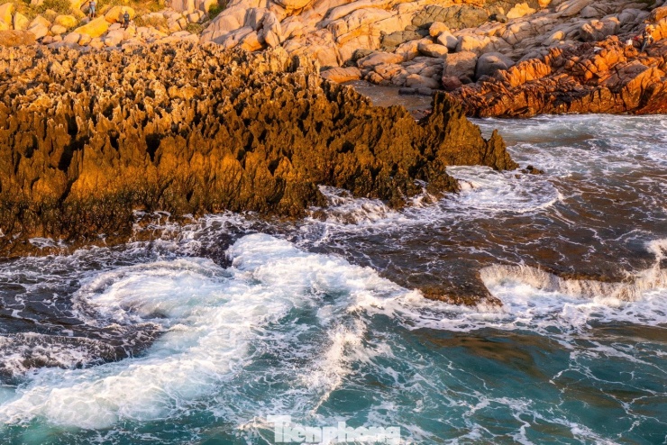 Khi bình minh lên, sóng biển tràn qua các khe đá cổ tạo thành những dòng thác đổ ngay trên mặt biển. Cảnh quan kỳ ảo này khiến Hang Rái được mệnh danh là “thác trên biển” hay “sao Hỏa ven bờ”.