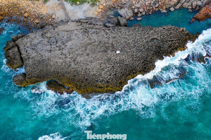 Bãi đá san hô cổ này vốn là một thềm san hô có tuổi đời hàng nghìn năm, còn được biết đến với tên gọi là đá Mặt Trăng. Phần san hô nổi trên mặt nước như phiến đá khổng lồ, bề mặt sắc, nhọn.